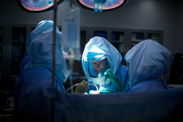 Image of surgeon learning how to use contemporary total knee system